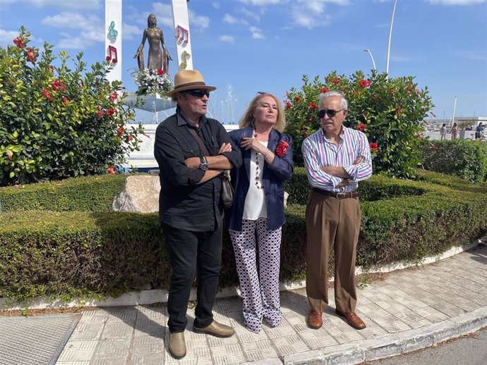 Amador Mohedano, Gloria Mohedano y José Antonio Rodríguez en la estatua de Rocío Jurado