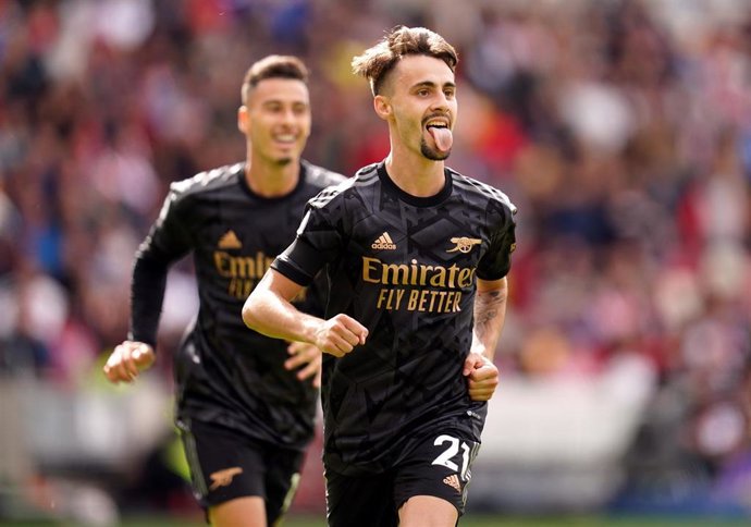 El jugador del Arsenal Fabio Vieira celebra su gol ane el Brentford en la temporada 2022-2023. 