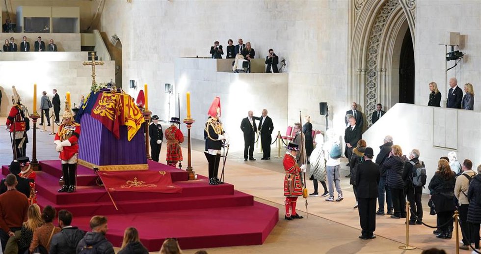 El presidente estadoundiense, Joe Binden, en la capilla ardiente de la reina Isabel II