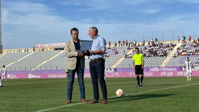 Javier Millán, alcalde de Jaén, en el primer partido de la temporada en el estadio de La Victoria