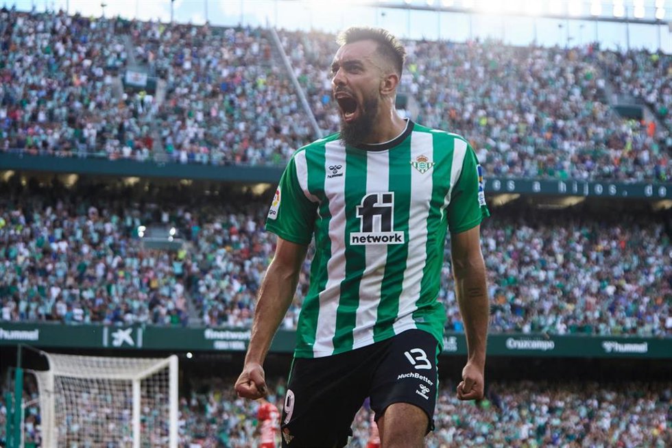 Borja Iglesias marca para el Real Betis.