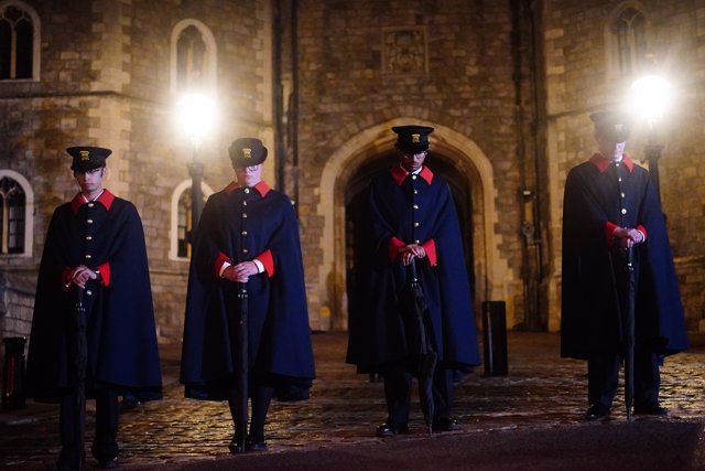 18 September 2022, United Kingdom, Windsor: Castle Wardens observe the national minute's silence at Windsor Castle in Berkshire in memory of Queen Elizabeth II, ahead of her funeral on Monday. Photo: Victoria Jones/PA Wire/dpa