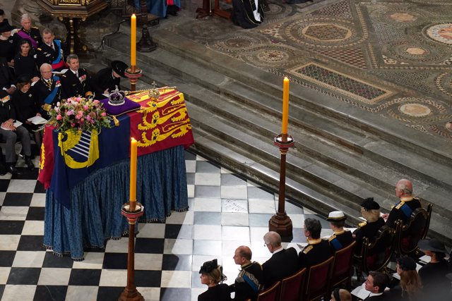 19 September 2022, United Kingdom, London: The coffin is placed near the altar at the State Funeral of Queen Elizabeth II, held at Westminster Abbey. Photo: Gareth Fuller/PA Wire/dpa