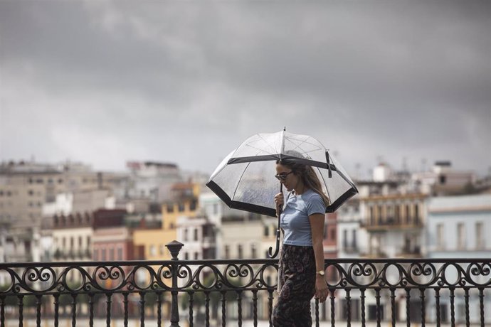 Cielo nublado desde el puente de Triana. A 13 de septiembre de 2022, en Sevilla (Andalucía;España). 