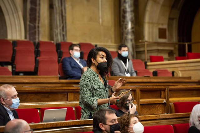 Archivo - La diputada de la CUP, Basha Changuerra, interviene en un pleno en el Parlament, a 9 de febrero de 2022, en Barcelona, Cataluña (España)