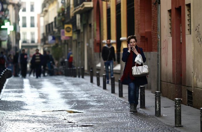 Archivo - Gente paseando