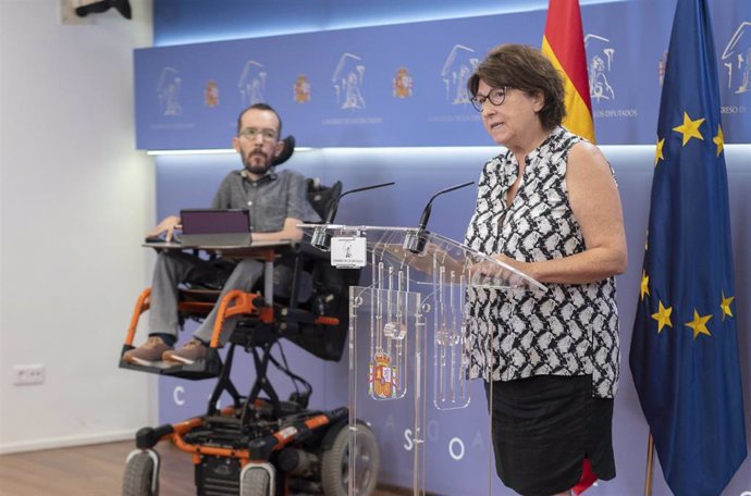 Archivo - El portavoz de Unidas Podemos en el Congreso, Pablo Echenique, y la portavoz de Sanidad de Unidas Podemos en el Congreso, Rosa Medel, intervienen en una rueda de prensa en el Congreso de los Diputados, a 1 de julio de 2021, en Madrid (España). 