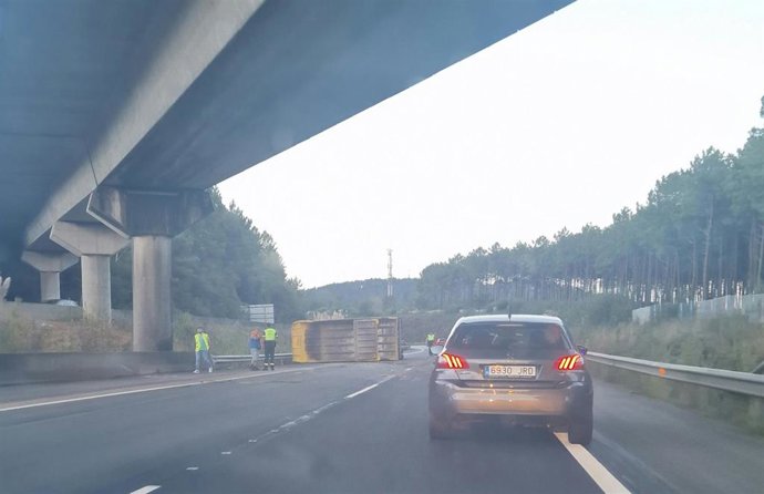 Imagen del vehículo volcado en la VG-20 de Vigo.