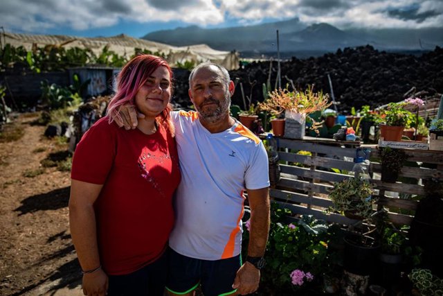José Barreto y Naiara Sánchez posan delante de su caravana y de un pequeño jardín sobre la colada de lava, a 15 de septiembre de 2022, en Los Llanos de Aridane, La Palma, Canarias (España). 