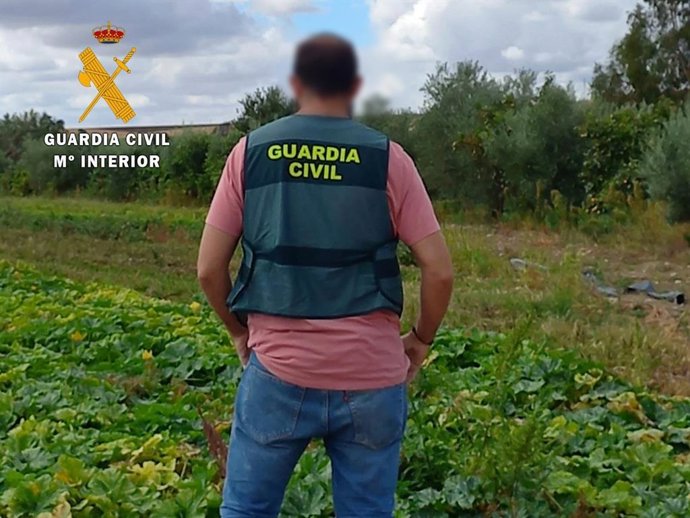 Agente de la Guardia Civil en una explotación