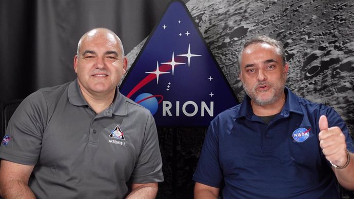 Los ingenieros de la NASA Eduardo García Llama y Carlos García-Galán en su vídeo al colegio Nuestra Señora del Carmen