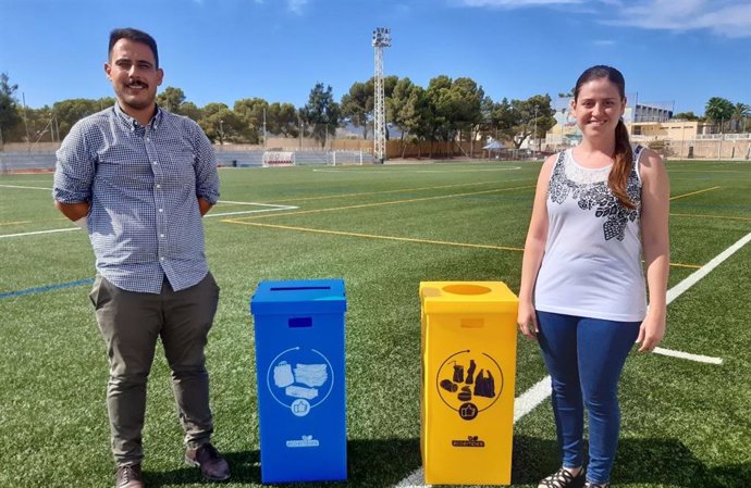La vicepresidenta y consellera insular de Sostenibilidad y Medio Ambiente, Aurora Ribot, y el director insular de Residuos, Juan Carrasco, posan con contenedores de reciclaje de la campaña para clubes de fútbol con Ecoembes y la Federación de Fútbol.