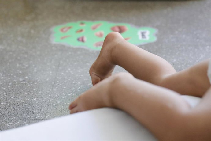 Archivo - Un niño se dispone a descansar en una Escuela Infantil.