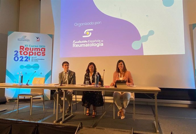 Los doctores Diego Benavent, Isabel Castrejón y Vanesa Calvo, coordinadores del XI Curso SER Reumatopics.