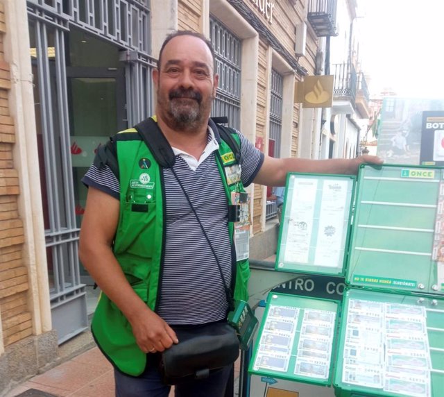 Alejandro Chamorro, vendedor de la ONCE que ha repartido el premio del Sueldazo en Valverde del Camino (Huelva)