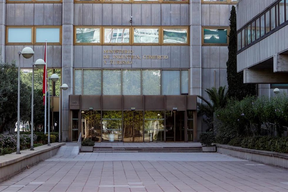 Archivo - Fachada de la sede del Ministerio de Industria, Comercio y Turismo, en Paseo de la Castellana, a 30 de julio de 2022, en Madrid (España). El Consejo de Ministros autorizó esta semana la transferencia de 35 millones de  desde Industria, Comerc