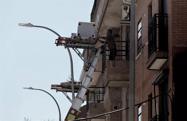 Archivo - Un obrero en una de las casas afectadas por la línea 7B de Metro en San Fernando de Henares.
