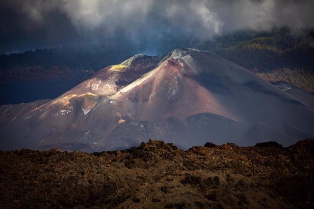 Vistas del volcán Tajogaite desde la carretera sobre la colada LP213, a 14 de septiembre de 2022, en Los Llanos de Aridane, La Palma