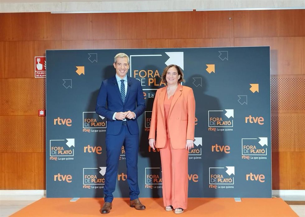 La alcaldesa de Barcelona, Ada Colau, con el director de RTVE Catalunya, Oriol Nolis, antes de su entrevista en 'Fora de Plató'.