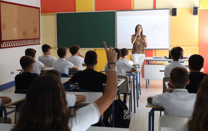 Una profesora da clase el día del inicio del curso en un colegio, en Madrid (España). 