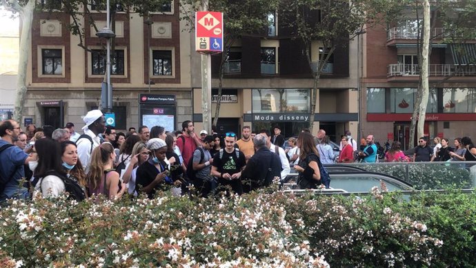 Colas en la parada de metro de Badalona Pompeu Fabra