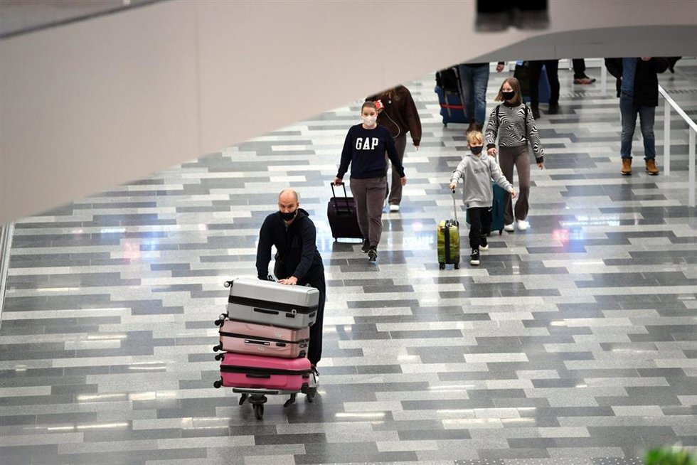 Archivo - Un grupo de personas camina por una de las terminales del aeropuerto de Helsinki.