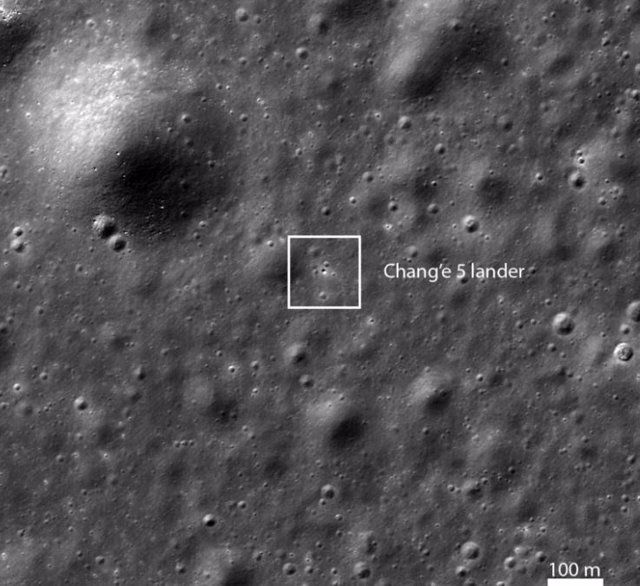 Fotografía del módulo de aterrizaje Chang'e 5 en la superficie de la Luna tomada por el Orbitador de Reconocimiento Lunar de la NASA