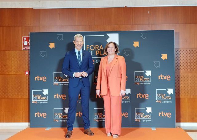 L'alcaldessa de Barcelona, Ada Colau, amb el director de RTVE Catalunya, Oriol Nolis