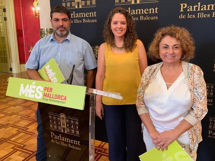 Los diputados de MÉS Josep Ferr y Joana Aina Campomar y la portavoz del partido Marta Carrió, en la rueda de prensa.