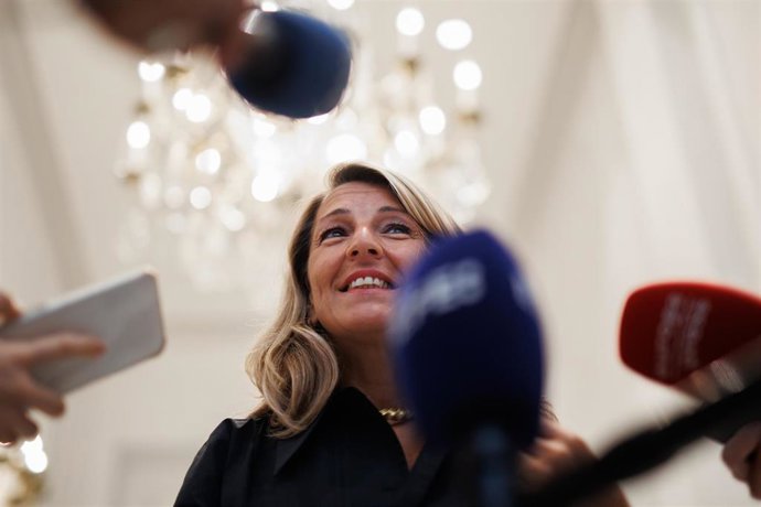 La vicepresidenta segunda y ministra de Trabajo y Economía Social, Yolanda Díaz, ofrece declaraciones a los medios a su salida de un desayuno informativo del Foro Nueva Comunicación, en el Hotel Mandarin Oriental Ritz de Madrid, a 19 de septiembre de 20