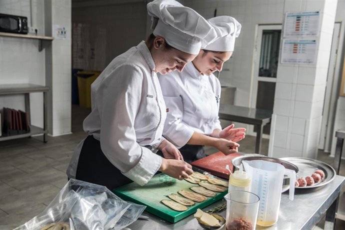 Archivo - Alumnas de Formación Profesional.