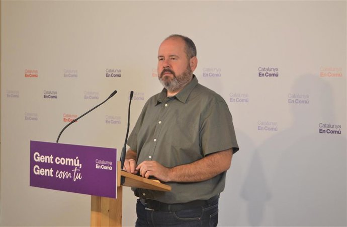 El portavoz de los comuns Joan Mena, en rueda de prensa.