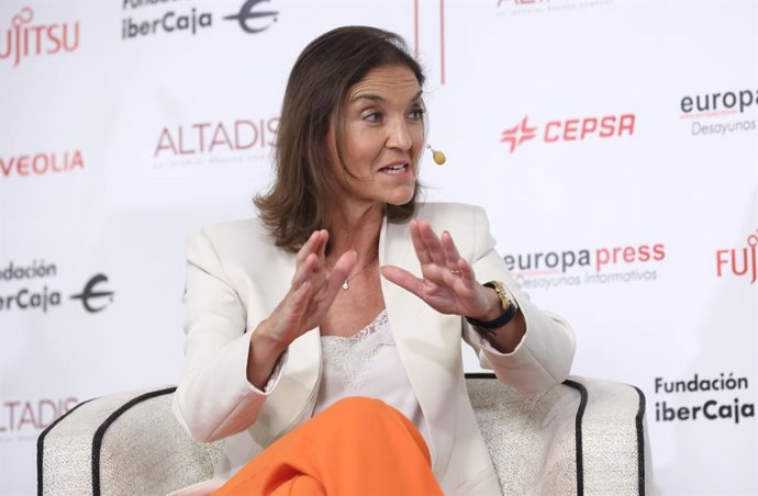 La ministra de Industria, Comercio y Turismo, Reyes Maroto, interviene durante un desayuno informativo de Europa Press, en el Hotel Rosewood Villa Magna, a 19 de septiembre de 2022, en Madrid (España).