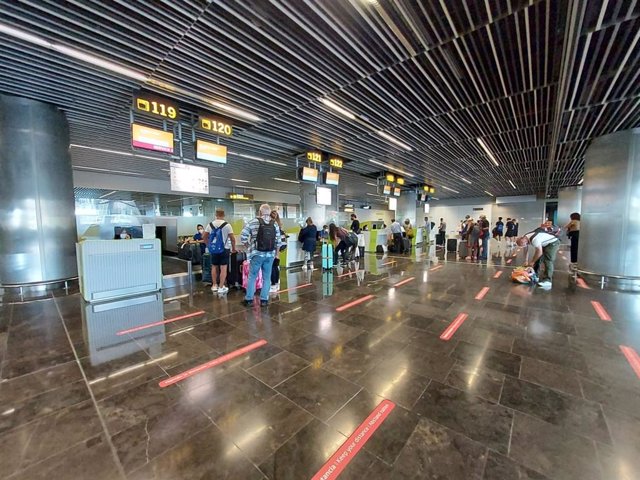 Archivo - Nuevos puestos de facturación en el aeropuerto de Gran Canaria