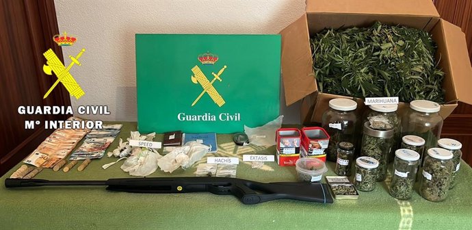 Sustancias y otros efectos intervenidos al detenido por parte de la Guardia Civil.