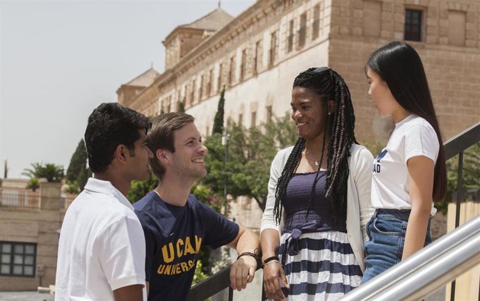Archivo - En la imagen, estudiantes en el Campus de los Jerónimos, una de las cuatro sedes de la Escuela Superior de Idiomas de la UCAM.