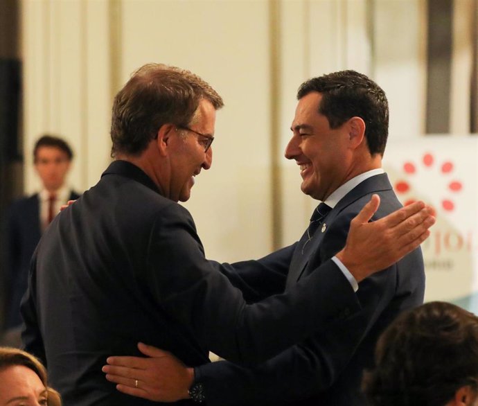 El presidente del Partido Popular, Alberto Núñez Feijóo (i) y el presidente de la Junta de Andalucía, Juanma Moreno (d), se saludan a su llegada al Foro Joly, en el Hotel Westin Palace, a 19 de septiembre de 2022, en Madrid (España). Durante el acto, Mo