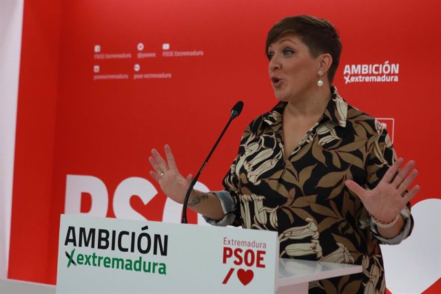 La portavoz del PSOE de Extremadura, Soraya Vega, en una rueda de prensa en la sede del partido.