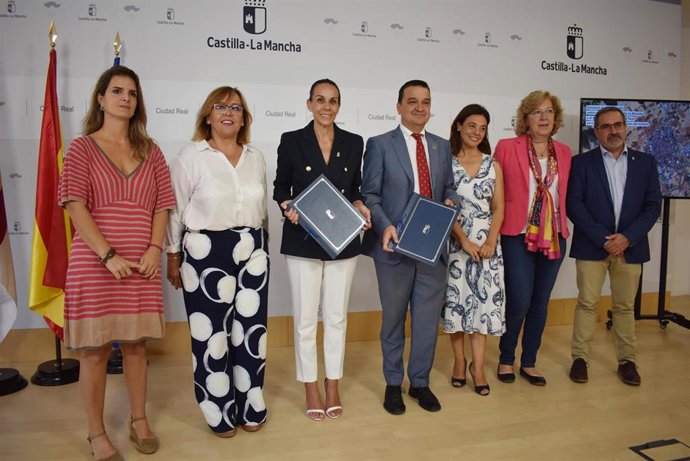 El consejero de Agricultura, Agua y Desarrollo Rural, Francisco Martínez Arroyo, y la alcaldesa de Ciudad Real, Eva Masías, firman convenio para caminos rurales del Vicario