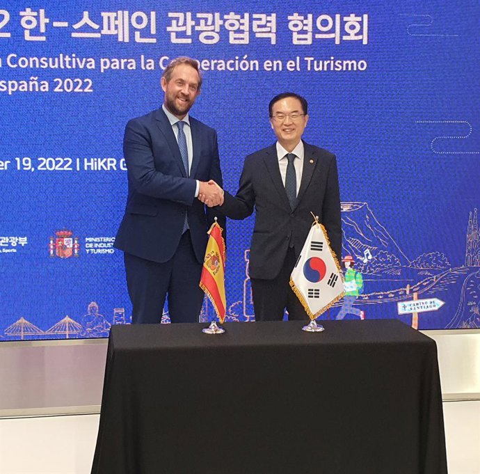 El secretario de Estado de Turismo, Fernando Valdés, se reúne con el el viceministro de Cultura, Deportes y Cultura coreano, Cho Yongman.