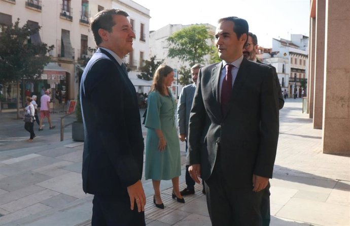 Nieto (dcha.), en su visita institucional al Ayuntamiento de Córdoba, junto al alcalde de la ciudad, José María Bellido.