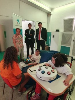 El director de Banca de Instituciones de CaixaBank , Victor Martínez, ha visitado la sala Snoezelen del centro de educación Aremi.