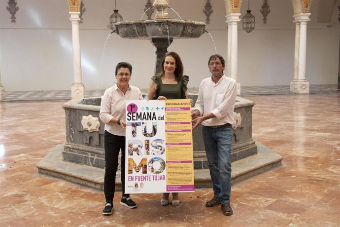 La vicepresidenta del Patronato de Turismo, Inmaculada Silas (centro), en la presentación de la I Semana del Turismo de Fuente Tójar.