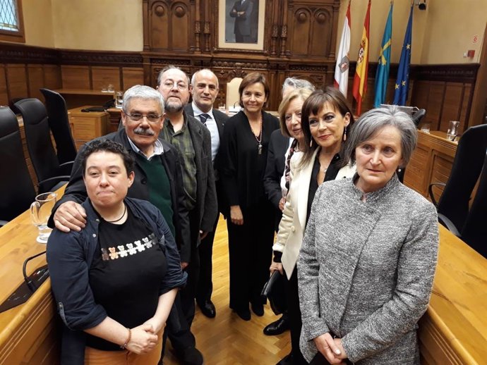 Archivo - Manuel Flórez 'Floro' (segundo por la izquierda), tas el Pleno de Honores en el que fue nombrado Medalla de Plata de la Villa en 2019