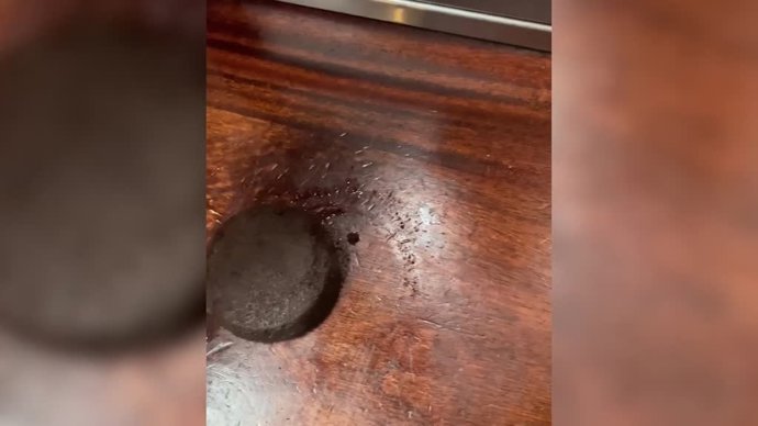 Este camarero gasta una divertida broma a sus amigos a cuenta del postre