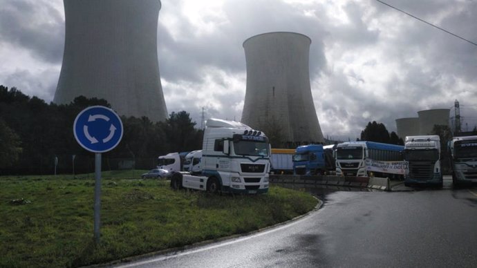 Archivo - Transportistas de carbón bloquean las salidas de la central térmica de Endesa en As Pontes de García Rodríguez (A Coruña).