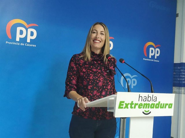 La presidenta del PP en Extremadura, María Guardiola, en una rueda de prensa