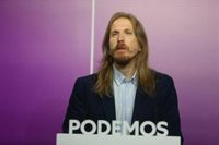 Podemos tilda de "bochorno" la presencia del emérito en el funeral de Isabel II y ve a la monarquía "desprestigiada"