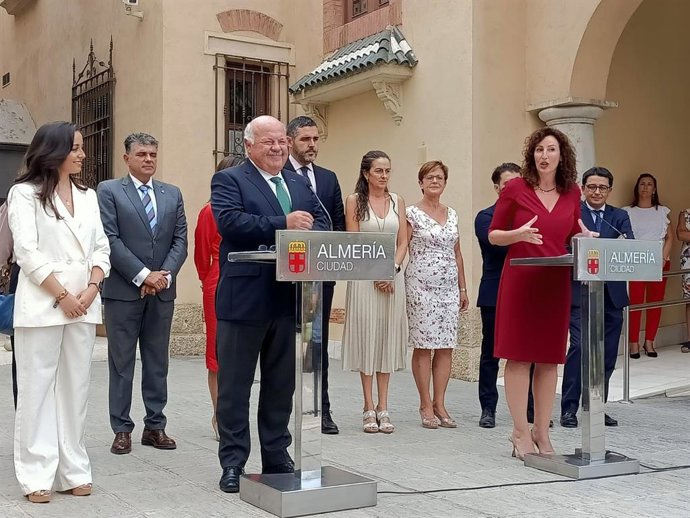 El presidente del Parlamento de Andalucía, Jesús Aguirre, y la alcaldesa de Almería, María Vázquez.