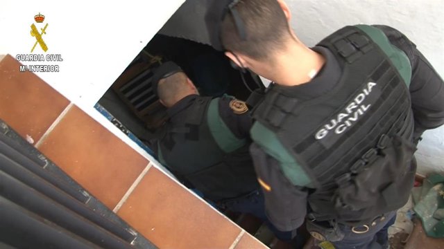 Detenido el prófugo que huyó de la Policía Local de Loja (Granada) con la ayuda de una muchedumbre violenta.